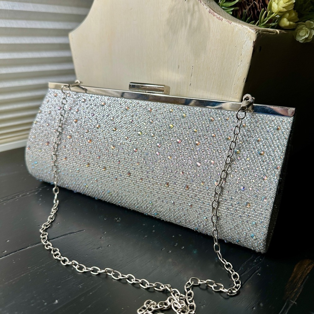 SILVER, NWOT, BLING, CLUTCH OR SHOULDER EVENING BAG. CLASP CLOSURE, CHAIN STRAP.